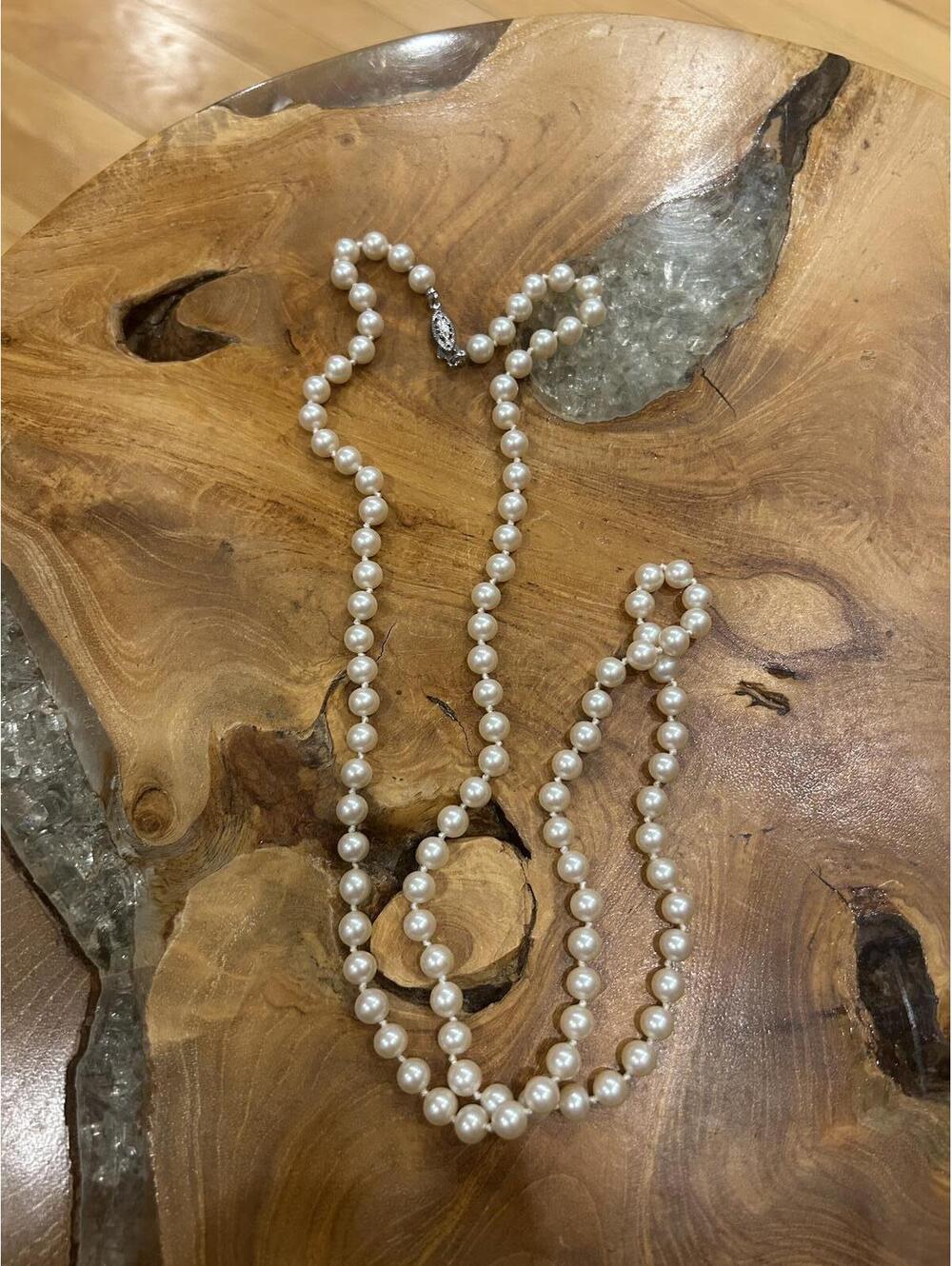 Classic Pearl Necklace with Decorative Clasp